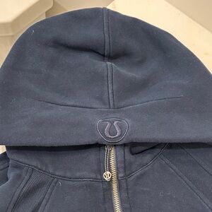 Lululemon navy scuba, 
I will wash this once it’s been bought! To get fuzz off!